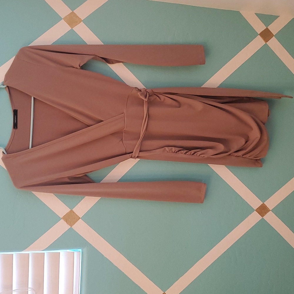 Long-sleeved Tan curve fitting dress